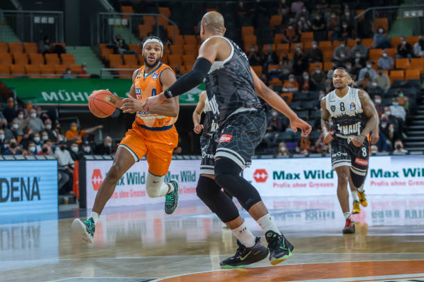 边后将球回 边后将球回